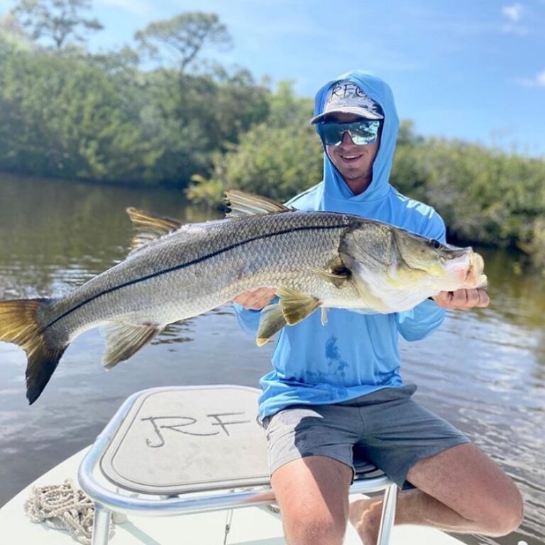 @reelflyoutfitters reeling in a nice snook! Comment the fish you mainly look for…