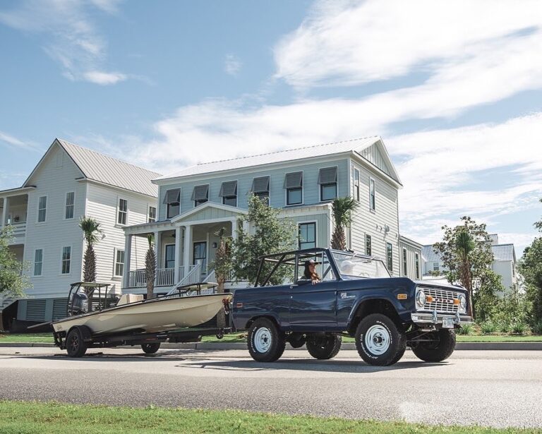 Classic Bronco with  Nomad 2.0 in tow 
•
•
•
: