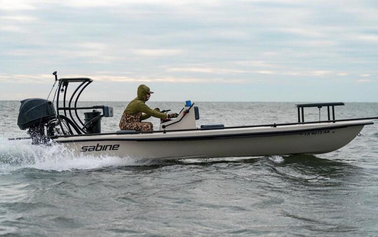 Flying into the weekend on the @sabineskiffs Carbon Versatile!